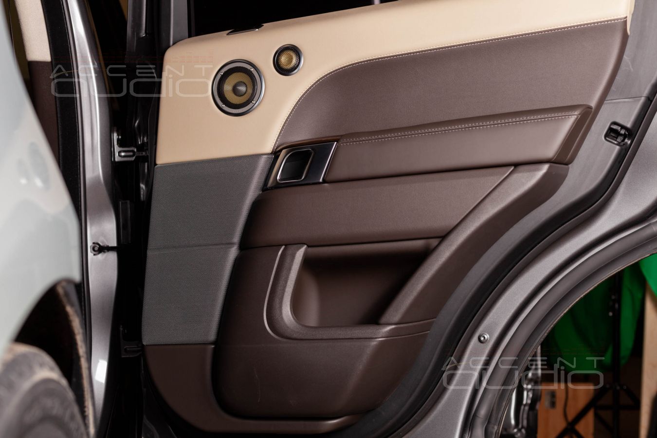 Вариация вторая: с сеточкакми. Установка СЧ и ВЧ излучателей Focal K2 Power в защищенном виде