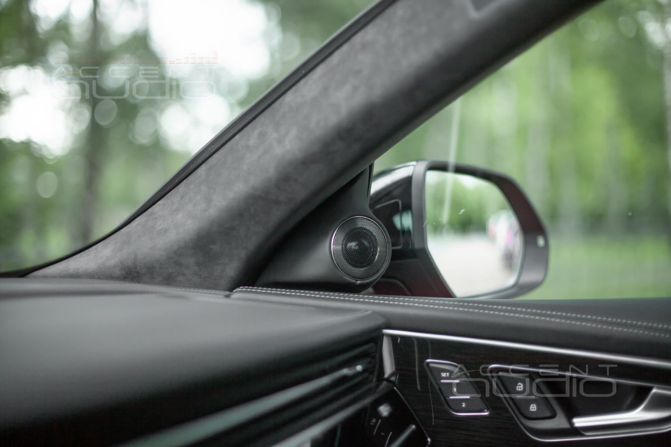 Правильное размещение высокочастотных динамиков в Audi Q8: подиумы под Brax NOX 28