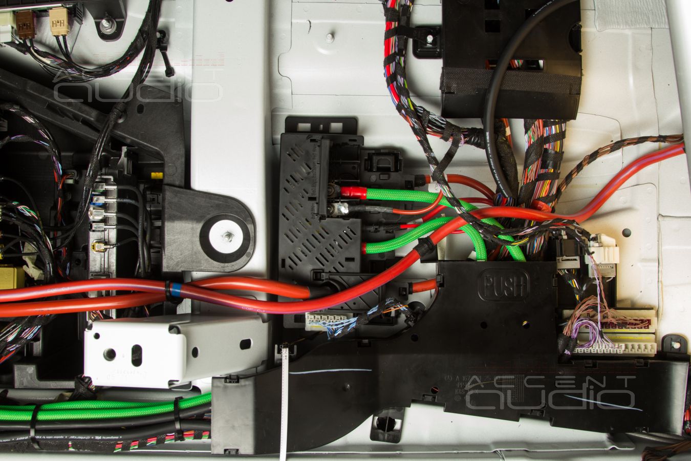 Решение: заводской и скрытый монтаж усилителей Helix в Mercedes GLE 2023