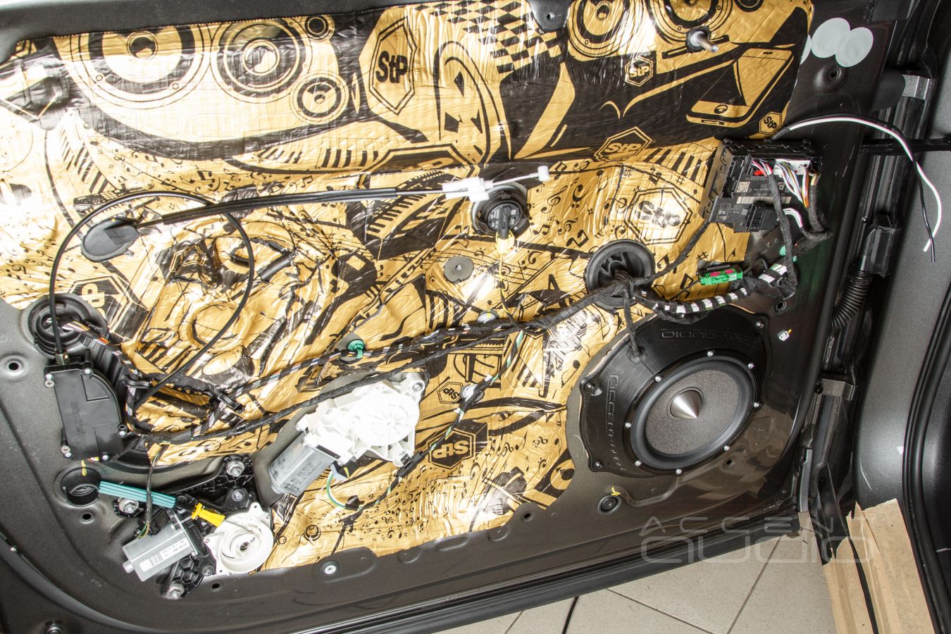 Лучшей машине – лучший мидбас: простая штатная установка Brax ML6P в Porsche Cayenne