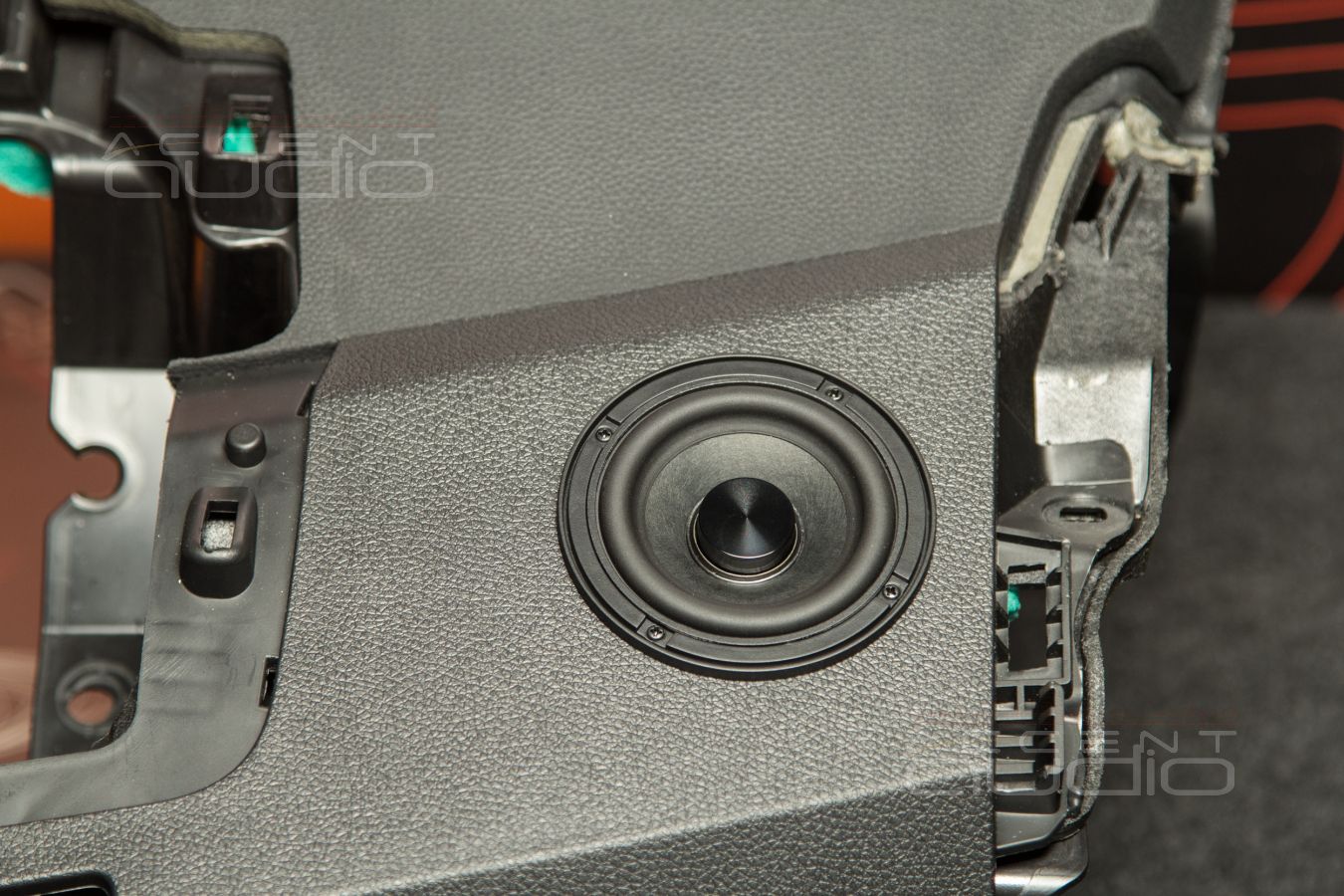 Стильная врезка: среднечастотные излучатели БЕЗ ПОДИУМОВ в Exeed