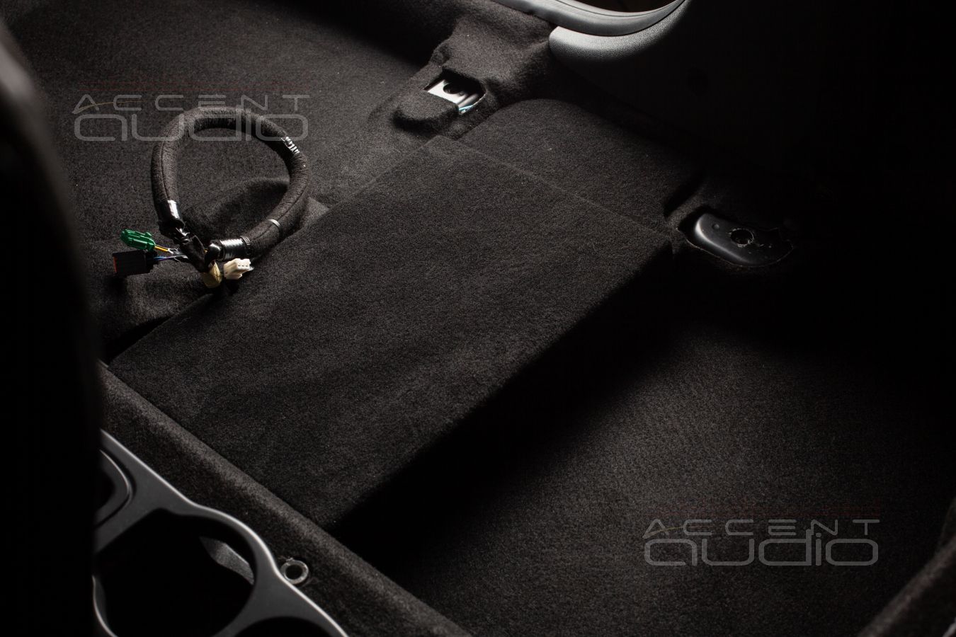 Установка усилителя Helix GFour под сидение Renault Duster