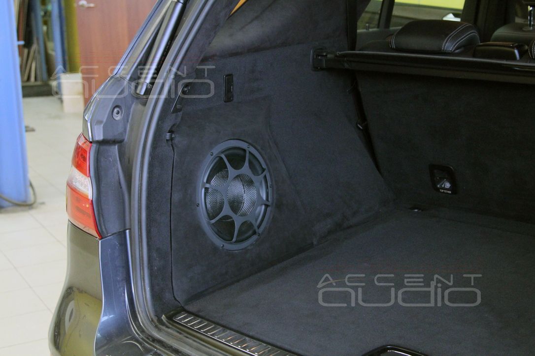 Сабвуфер, встроенный в крыло Mercedes GLE