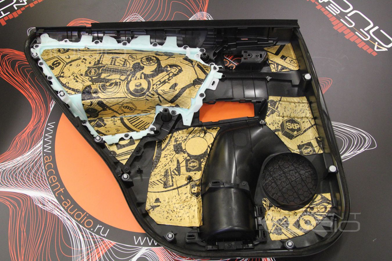 3D печать, установка тыловой акустики и аудиоподготовка задних дверей Toyota Rav4