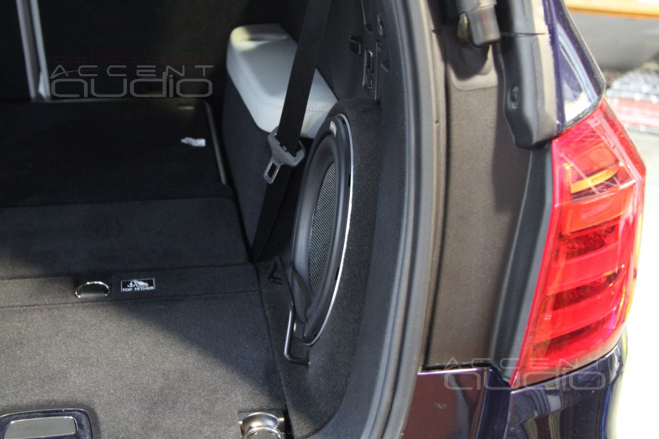 Update: установка сабвуфера в ПРАВОЕ крыло Mercedes GL