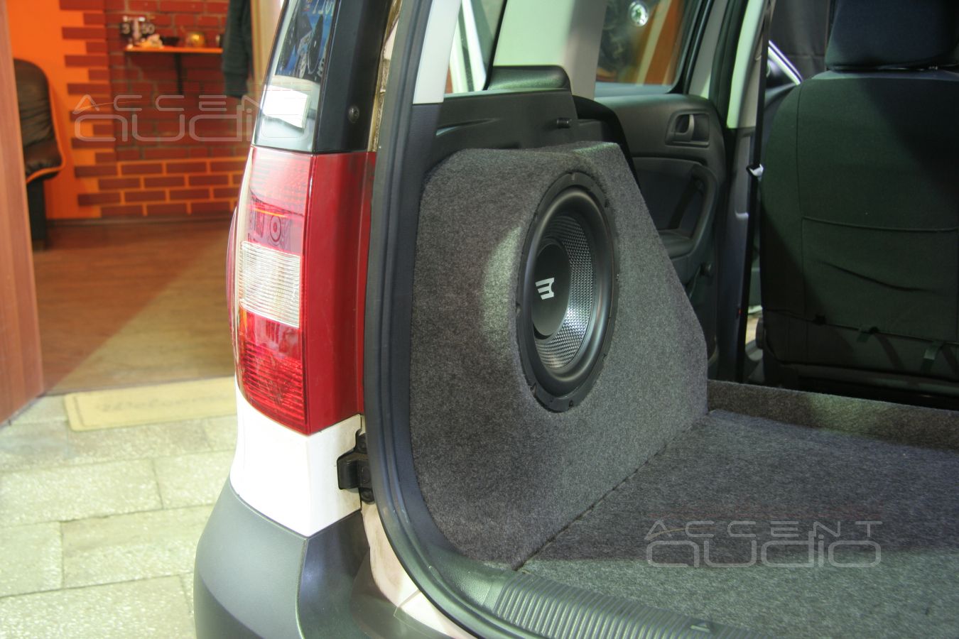 Изготовление и установка сабвуфера стелс в Skoda Yeti