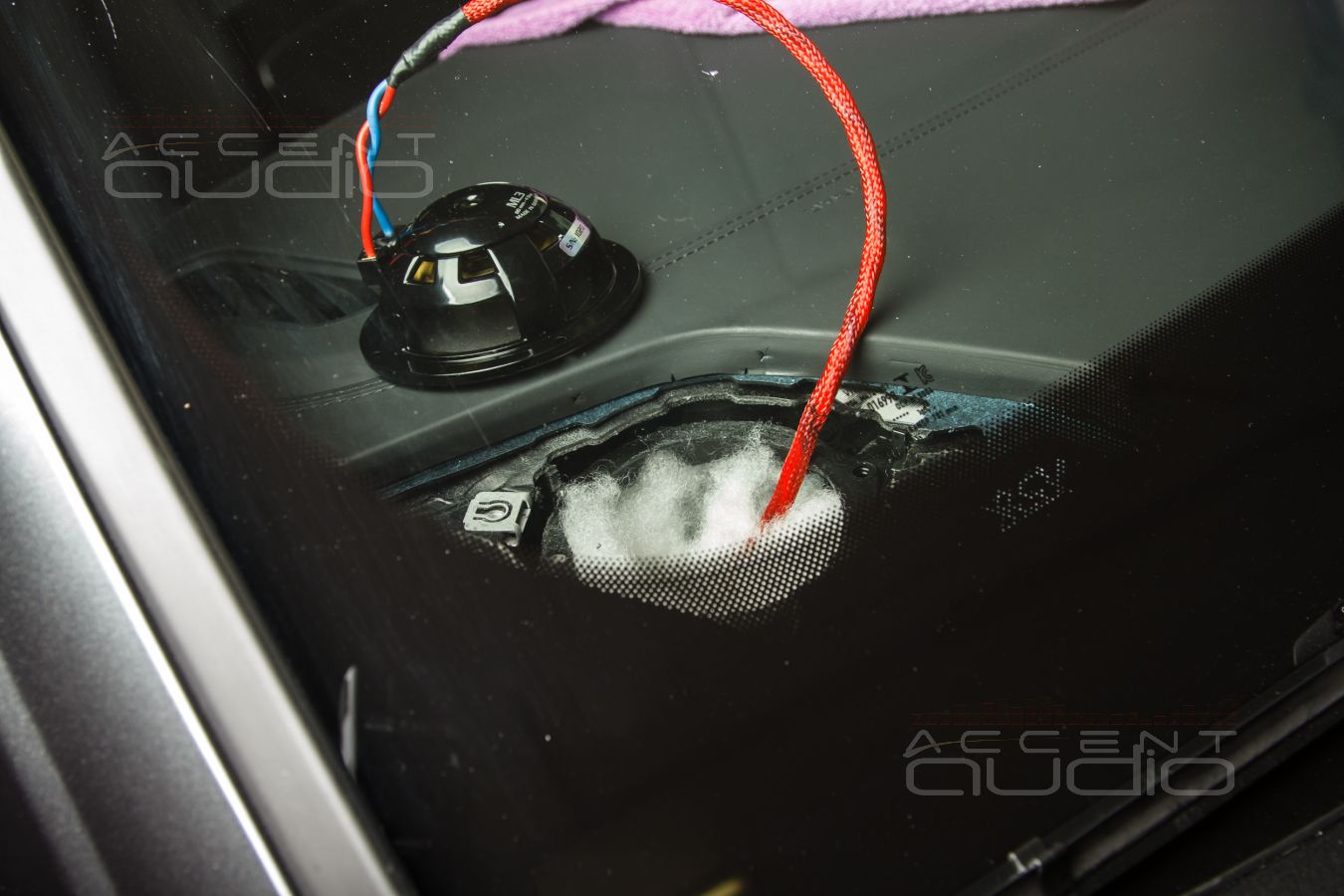 Скрытая интеграция среднечастотных динамиков Brax ML3 в Audi Q8