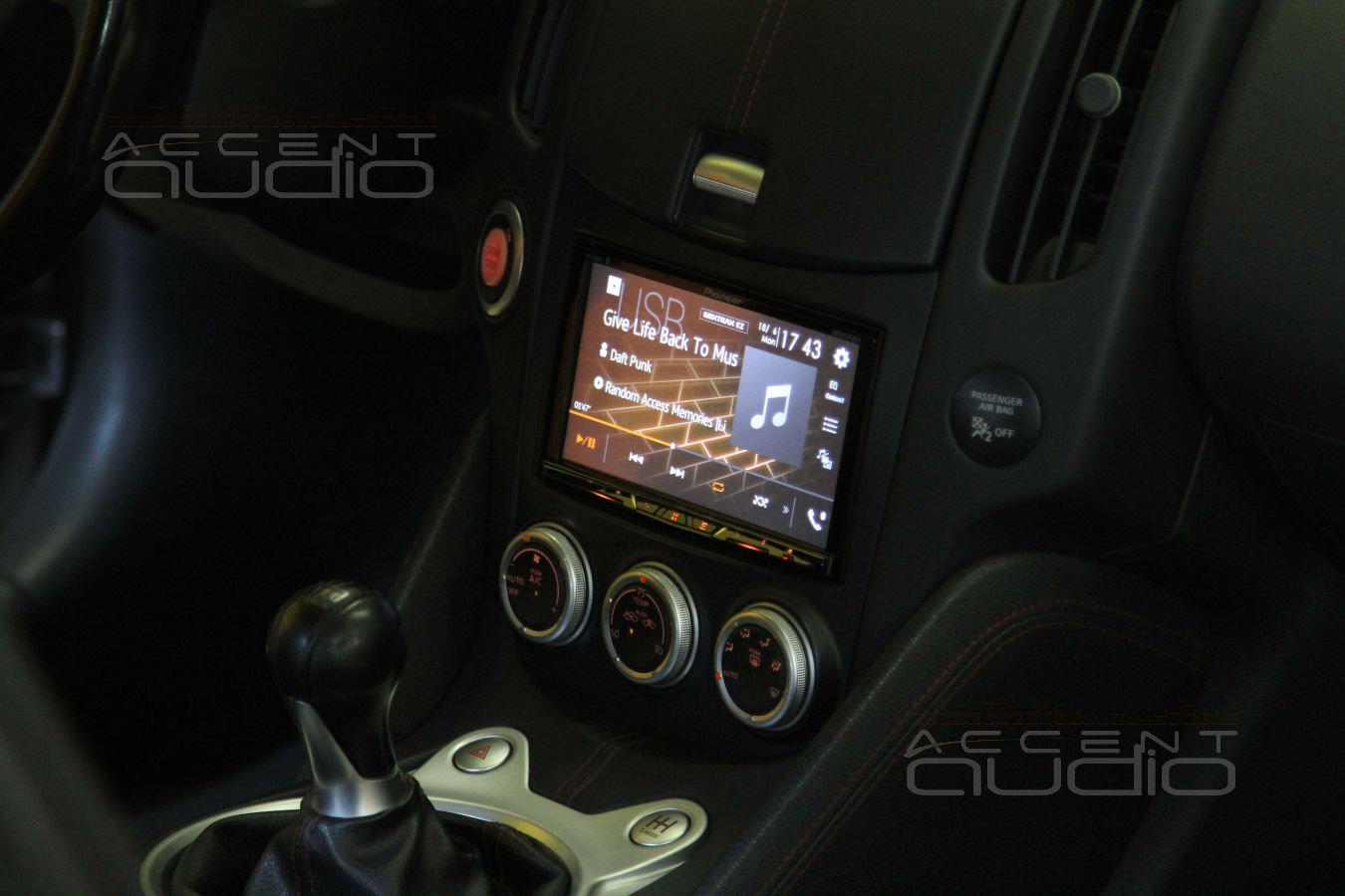 Установка магнитолы Pioneer AVH-Z5000B в Nissan 370Z