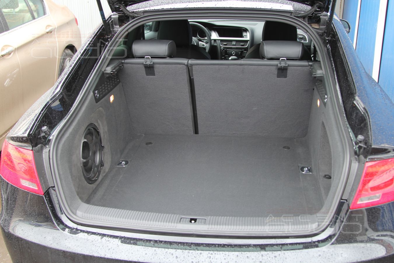 Просто сабвуфер в левом крыле Audi A5 S-Line