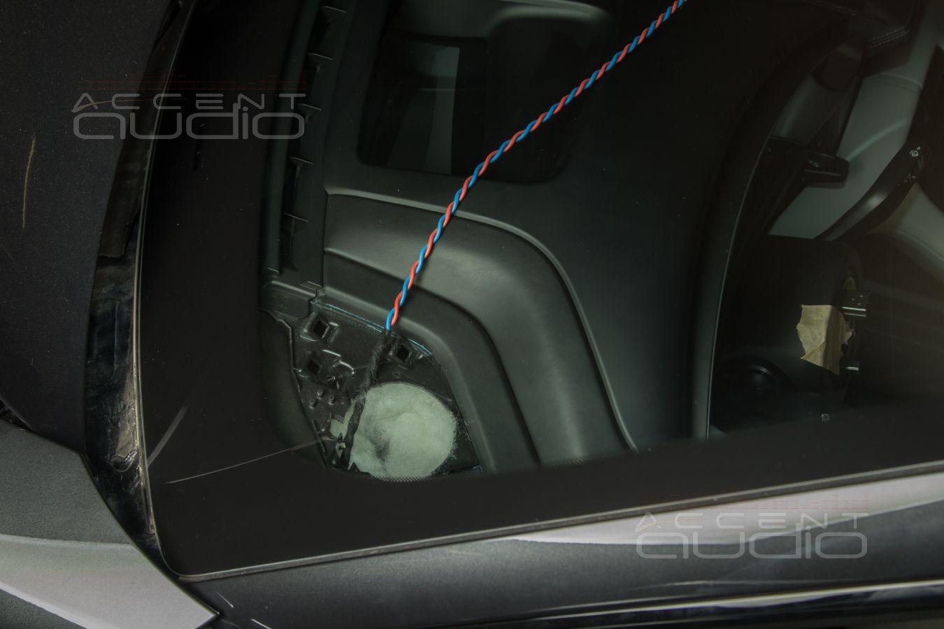 Полная средняя полоса для слушателя: установка среднечастотных Brax ML3 в Porsche Taycan