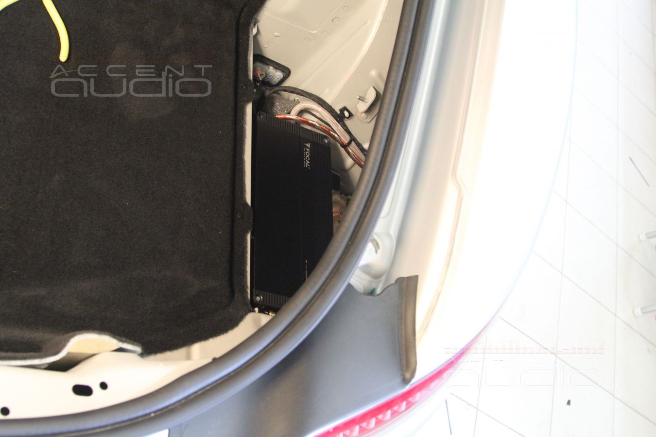Скрытая установка сабвуферного усилителя Focal FPX в Mercedes-Benz GT