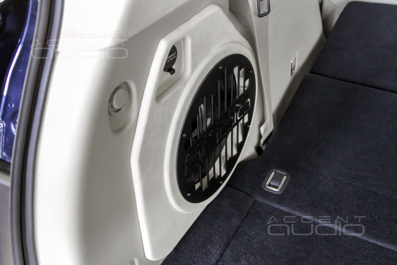 Настоящий сабвуфер-стелс для Infiniti QX80 – злой JLAudio в нежно-бежевом оформлении