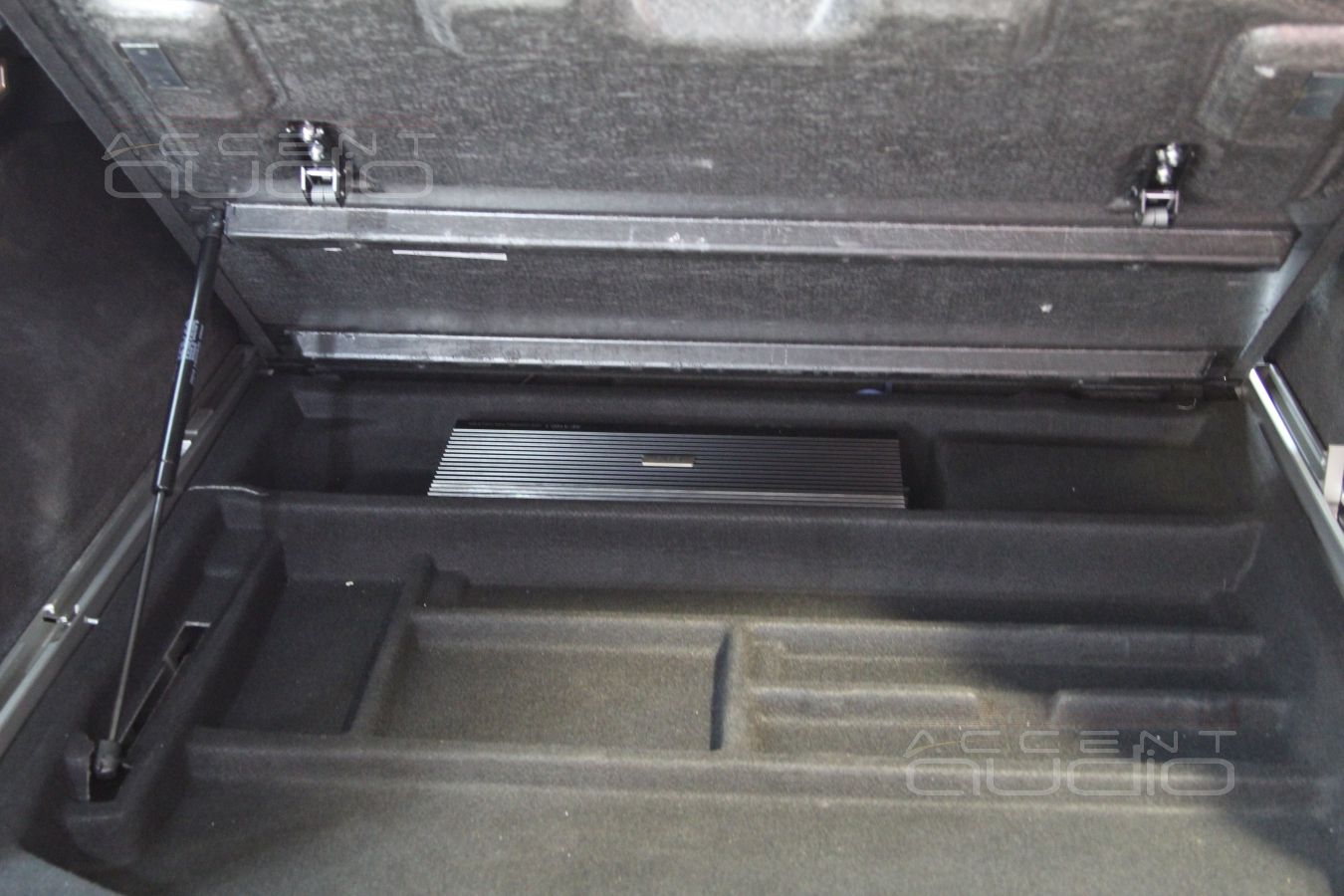 Установка усилителя и аудиопроцессора в Volvo XC70