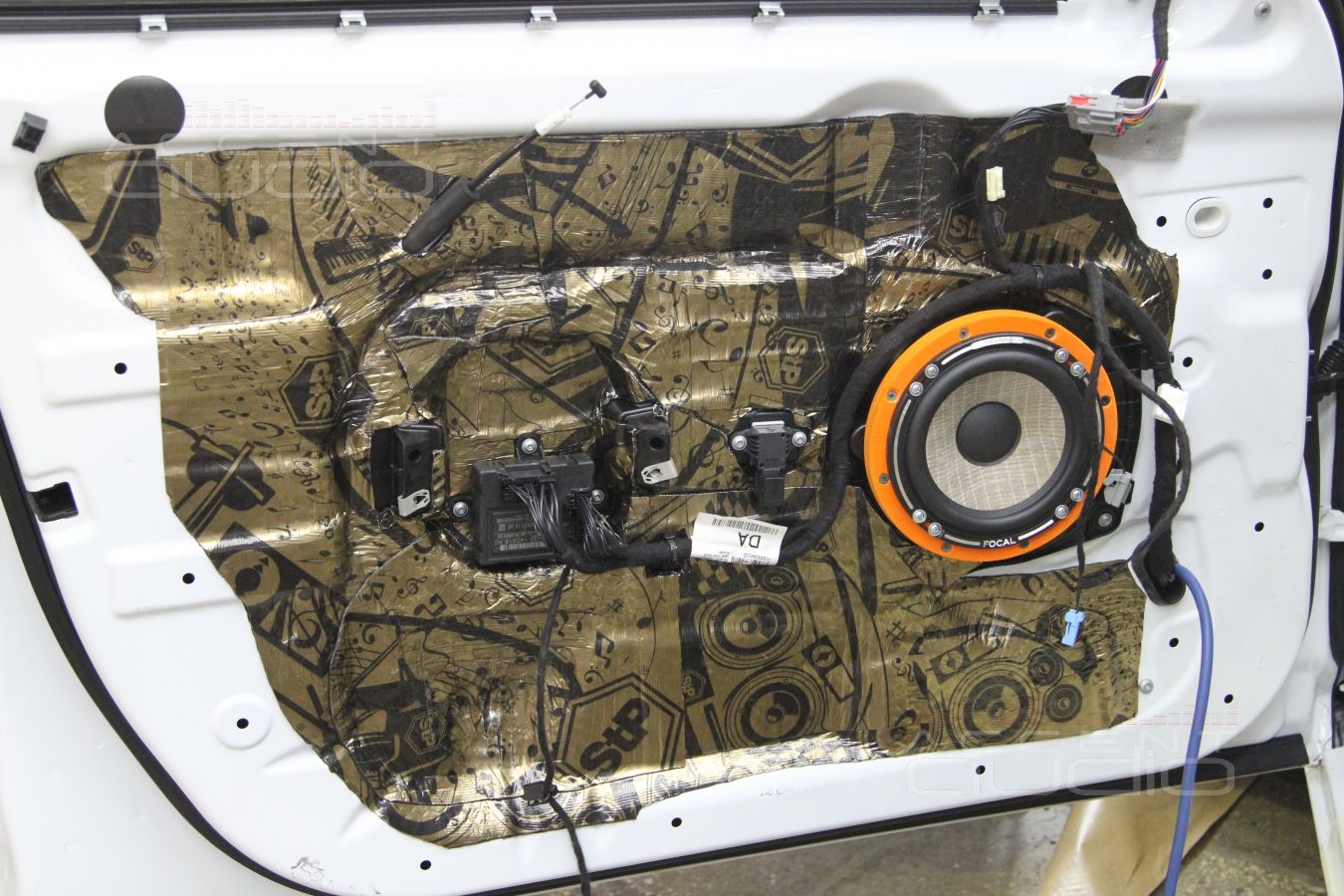 Подготовка дверей, установка акустики Focal