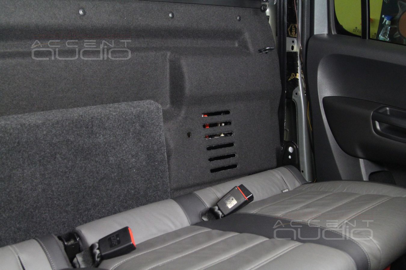 Установка пятиканального усилителя E.O.S AE-4100.1 SE в Volkswagen Amarok