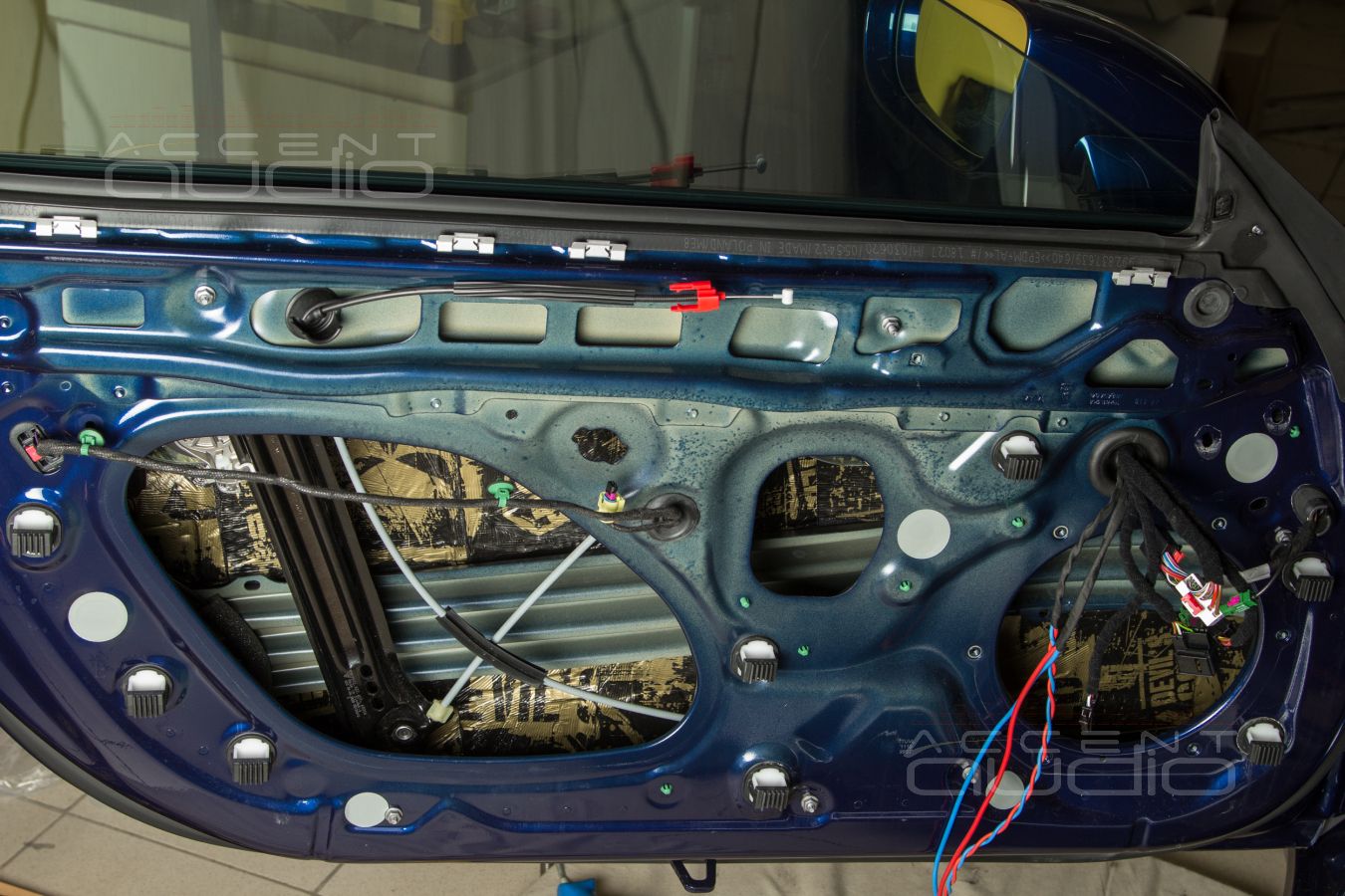 Аудиофильские миды Focal 8WM Woofer Utopia Be M в дверях Porsche Carrera 911 S