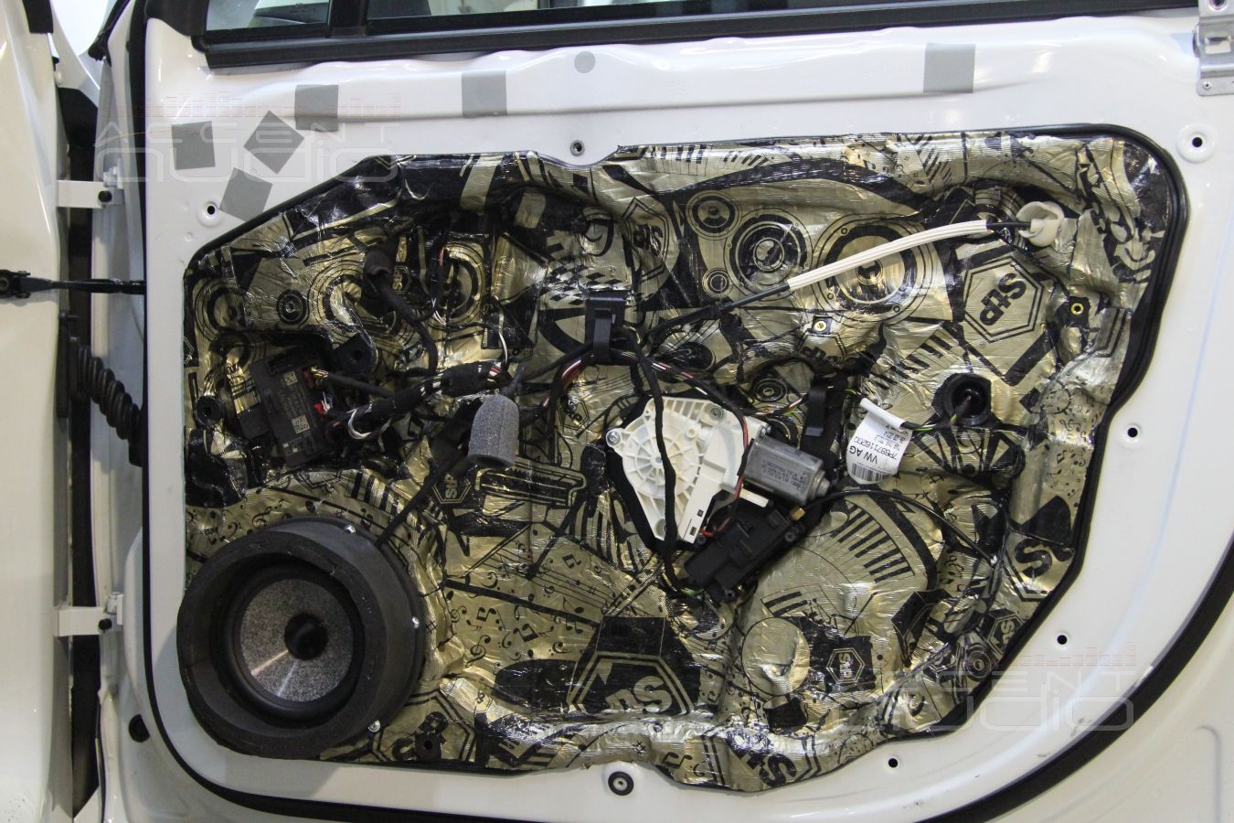 Виброизоляция дверей и установка акустики в Volkswagen Touareg NF