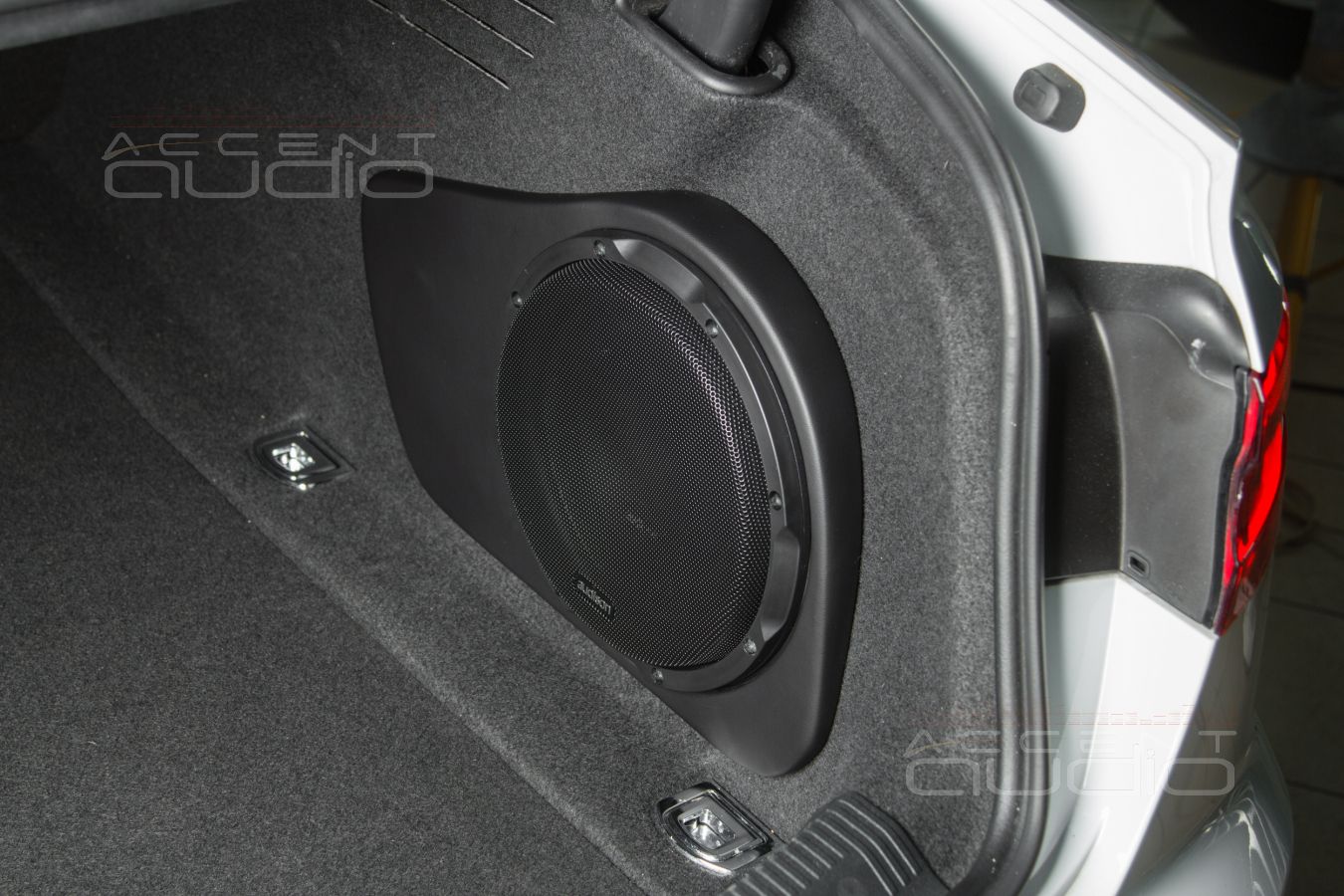 Исполнение встроенного сабвуфера для седана Audi A4