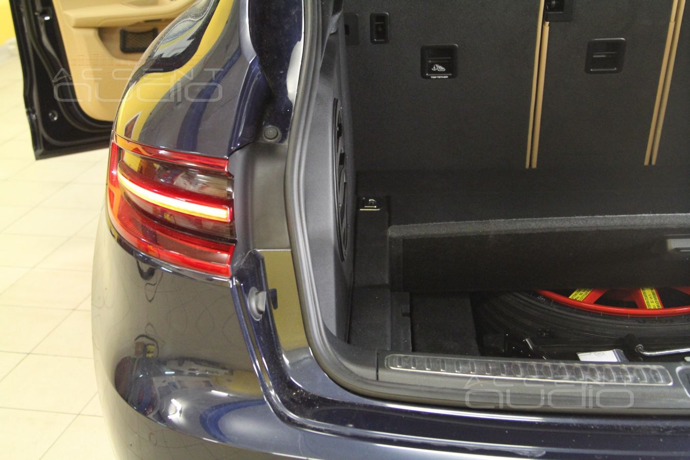 Сабвуфер в Porshe Macan