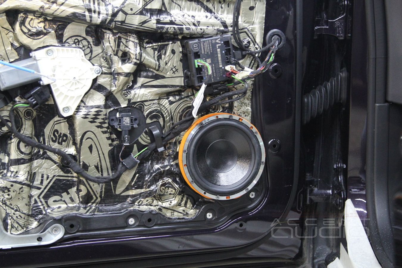 Установка акустики E.O.S в Mercedes CLA