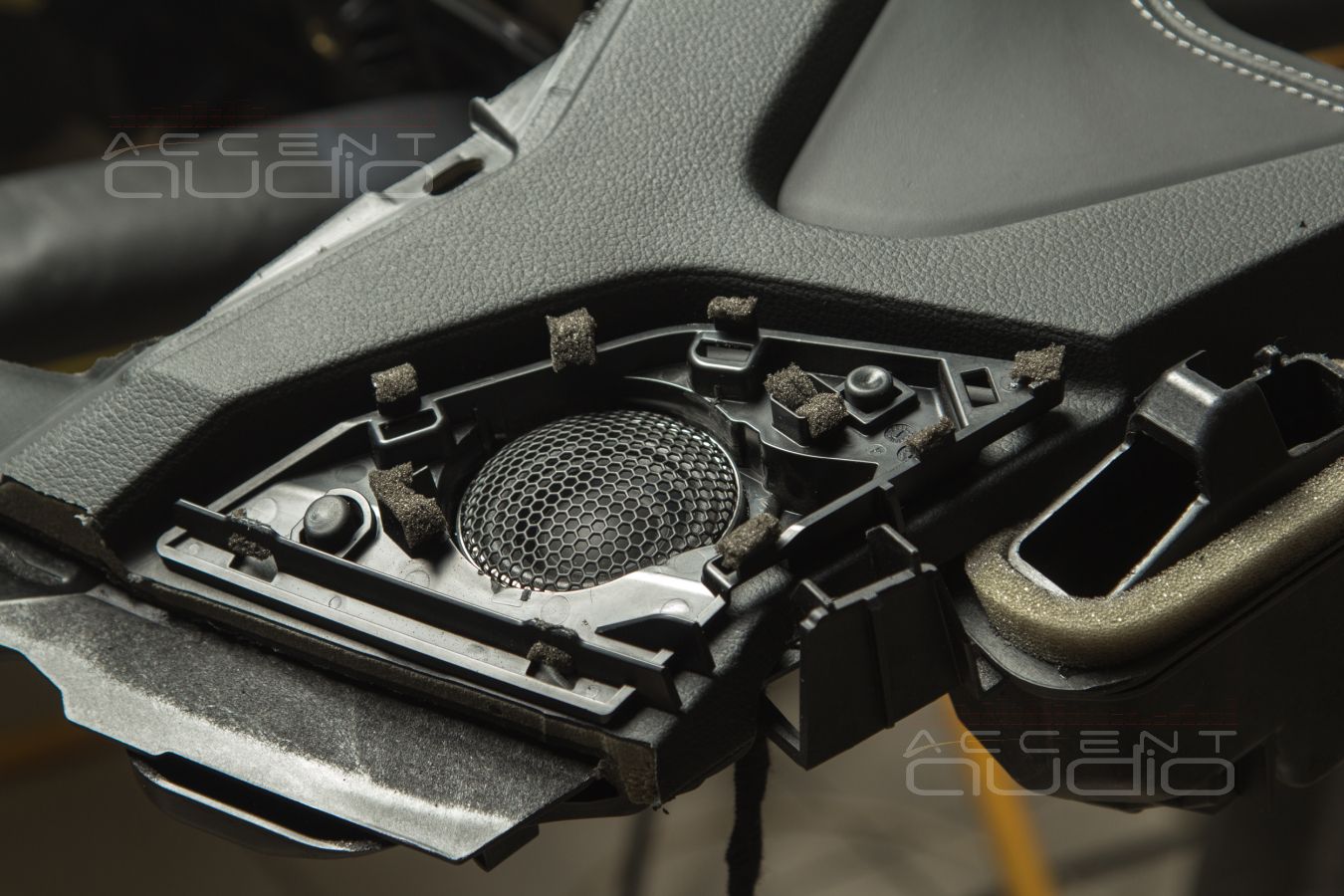 Полностью штатный, скрытый, но правильный монтаж серединок Brax GL2 в Audi E-Tron