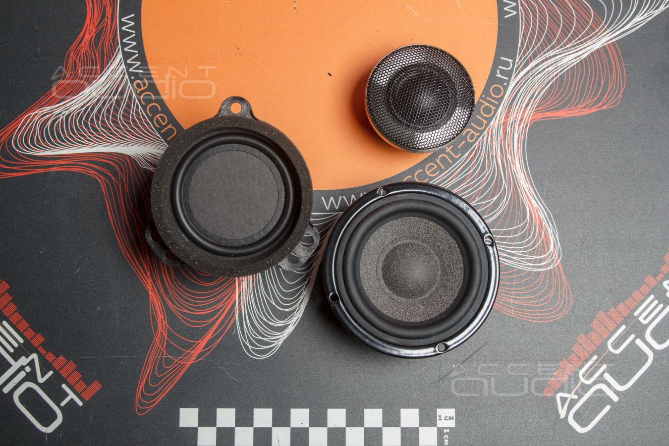 Сложная установка лучших среднечастотных динамиков Brax ML3 в штатные места Bentayga