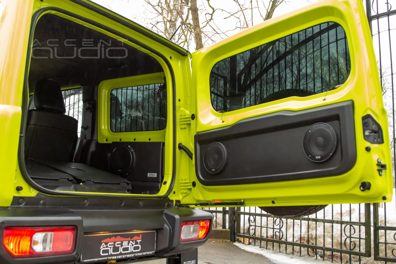 Тыловая акустика Challenger для OpenAir вечеГринок в Suzuki Jimny