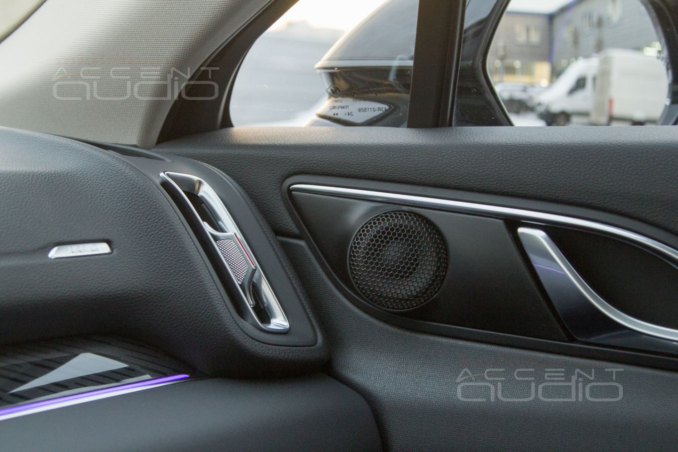 Решение: широкая полоса от Eton PRW 50 в штатных местах Hongqi HS3