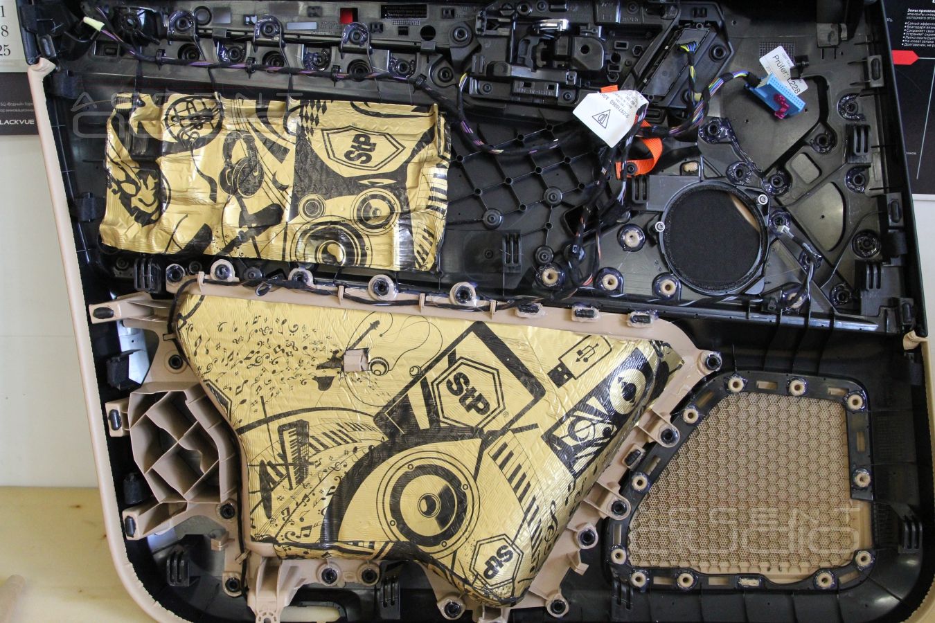 Новая акустика в Porshe Macan - 18 см мидбасы ScanSpeak Revelator в дверях