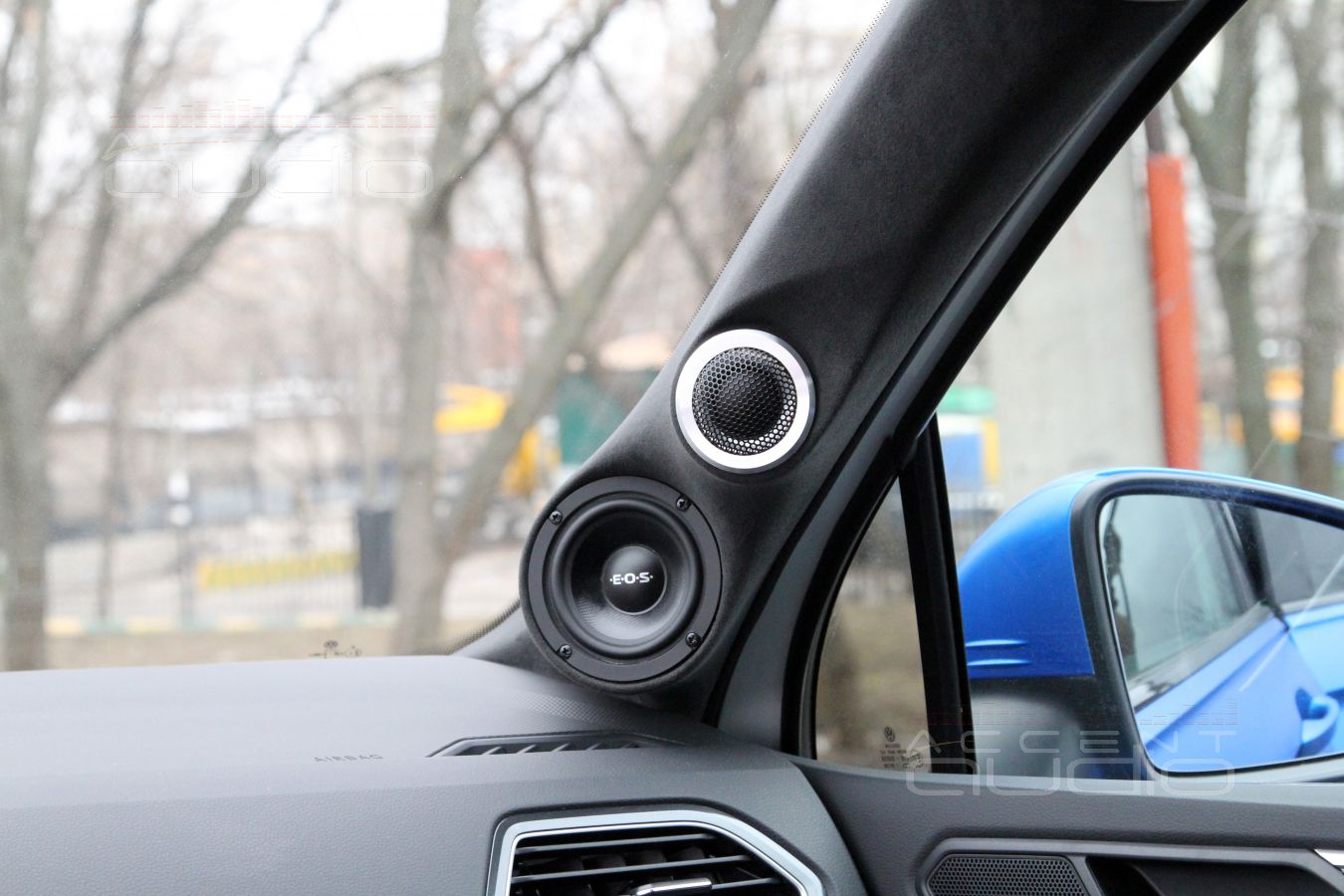 Установка СЧ и ВЧ динамиков – подиумы в стойках лобового стекла Volkswagen Tiguan 2