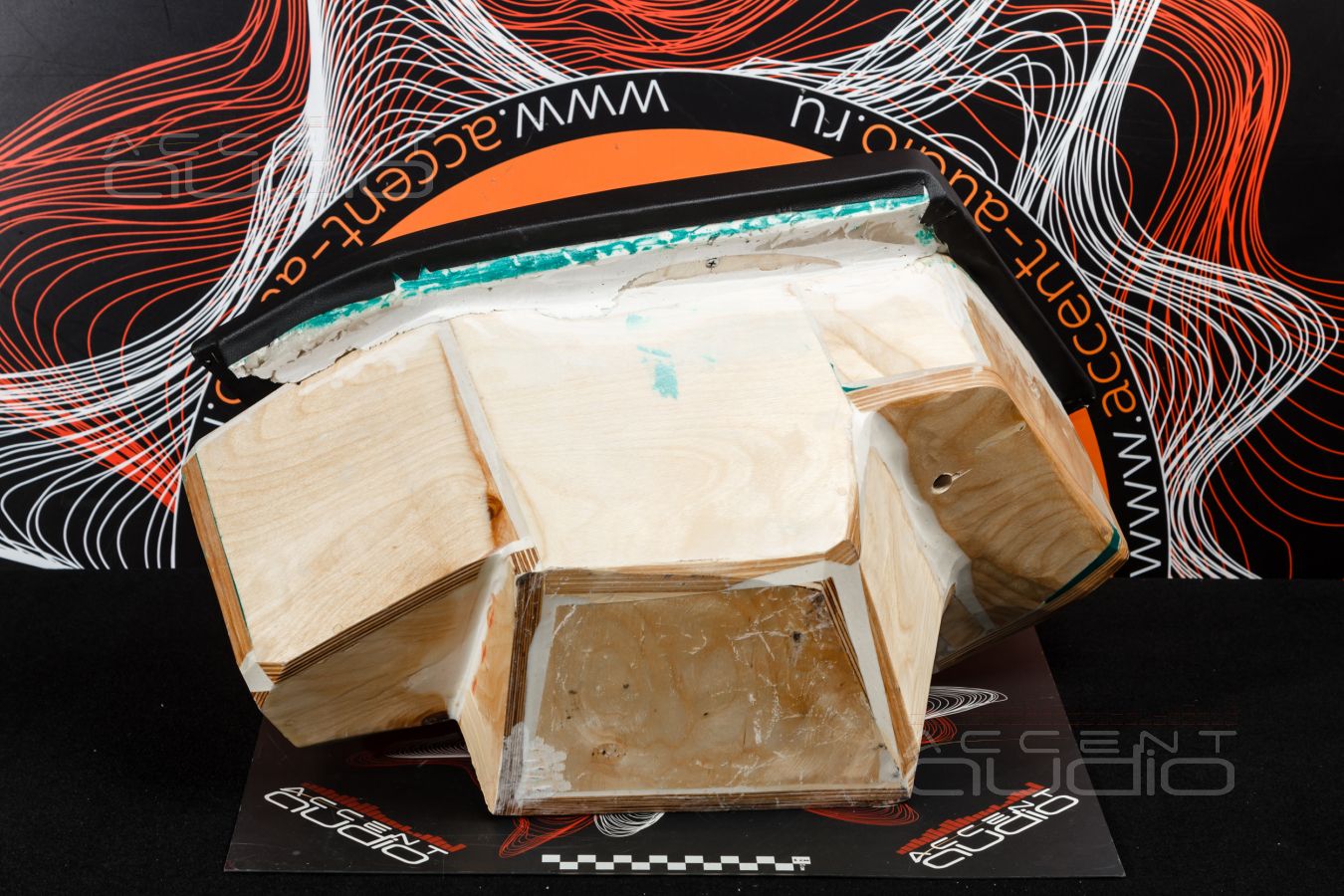 Сабвуфер-стелс с головкой Kicker – как он должен быть в Audi Q5