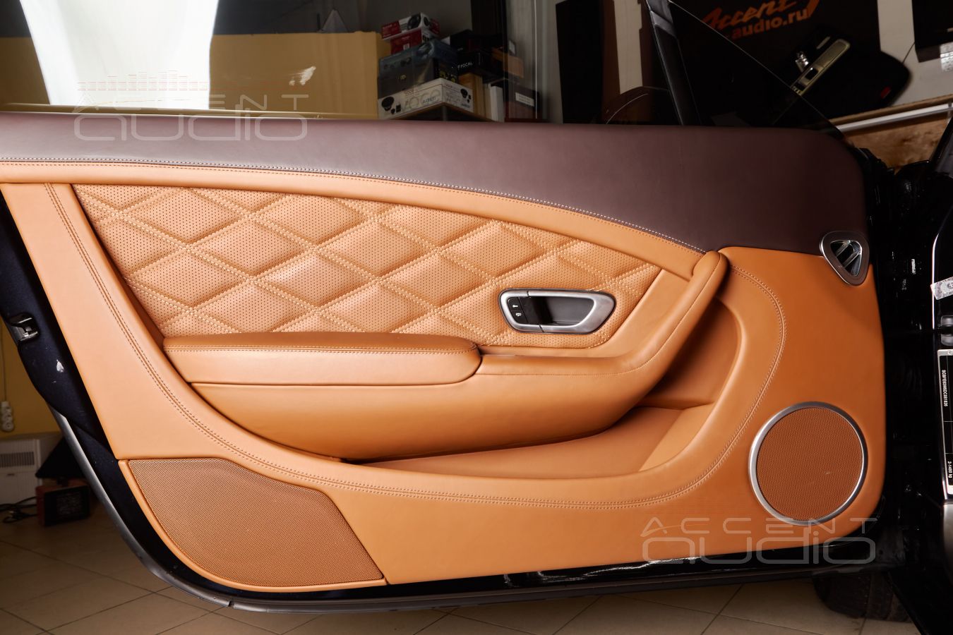 Новая акустика Brax ML6P в дверях Bentley Continental GT.