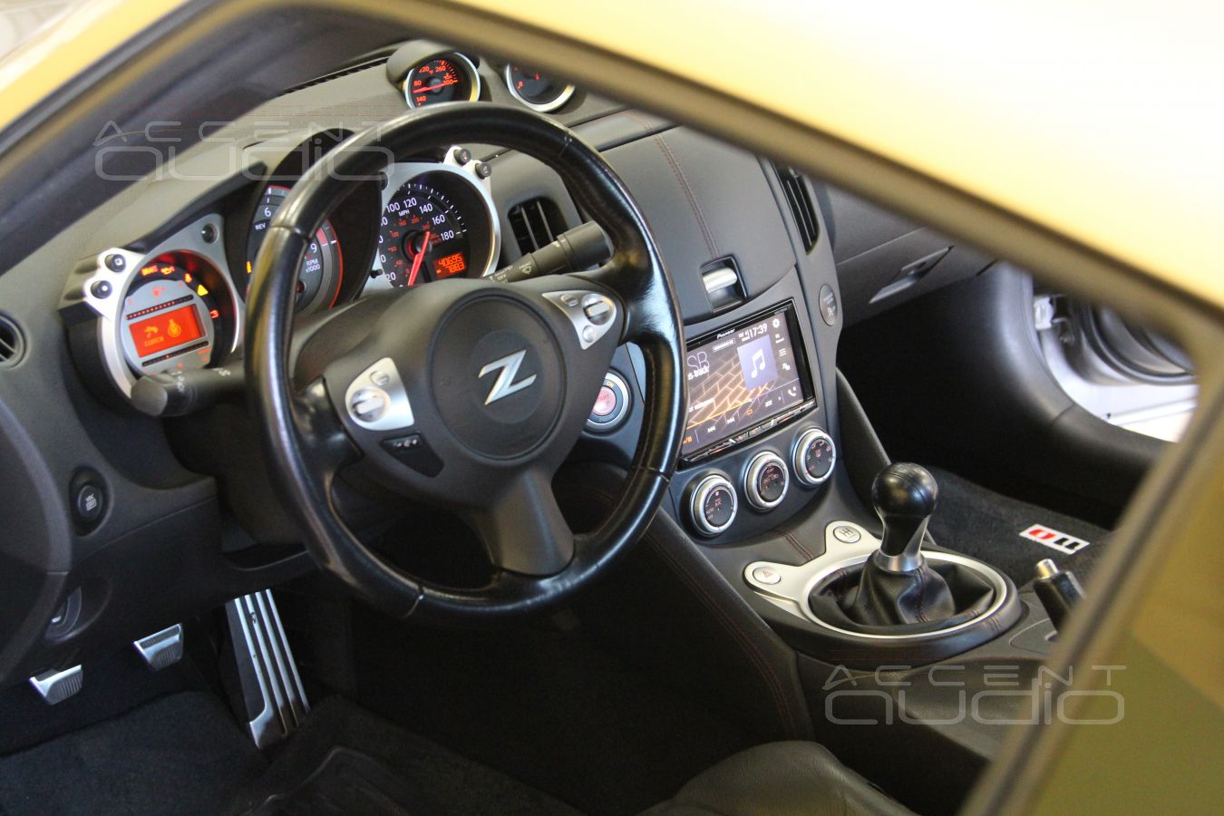 Установка магнитолы Pioneer AVH-Z5000B в Nissan 370Z