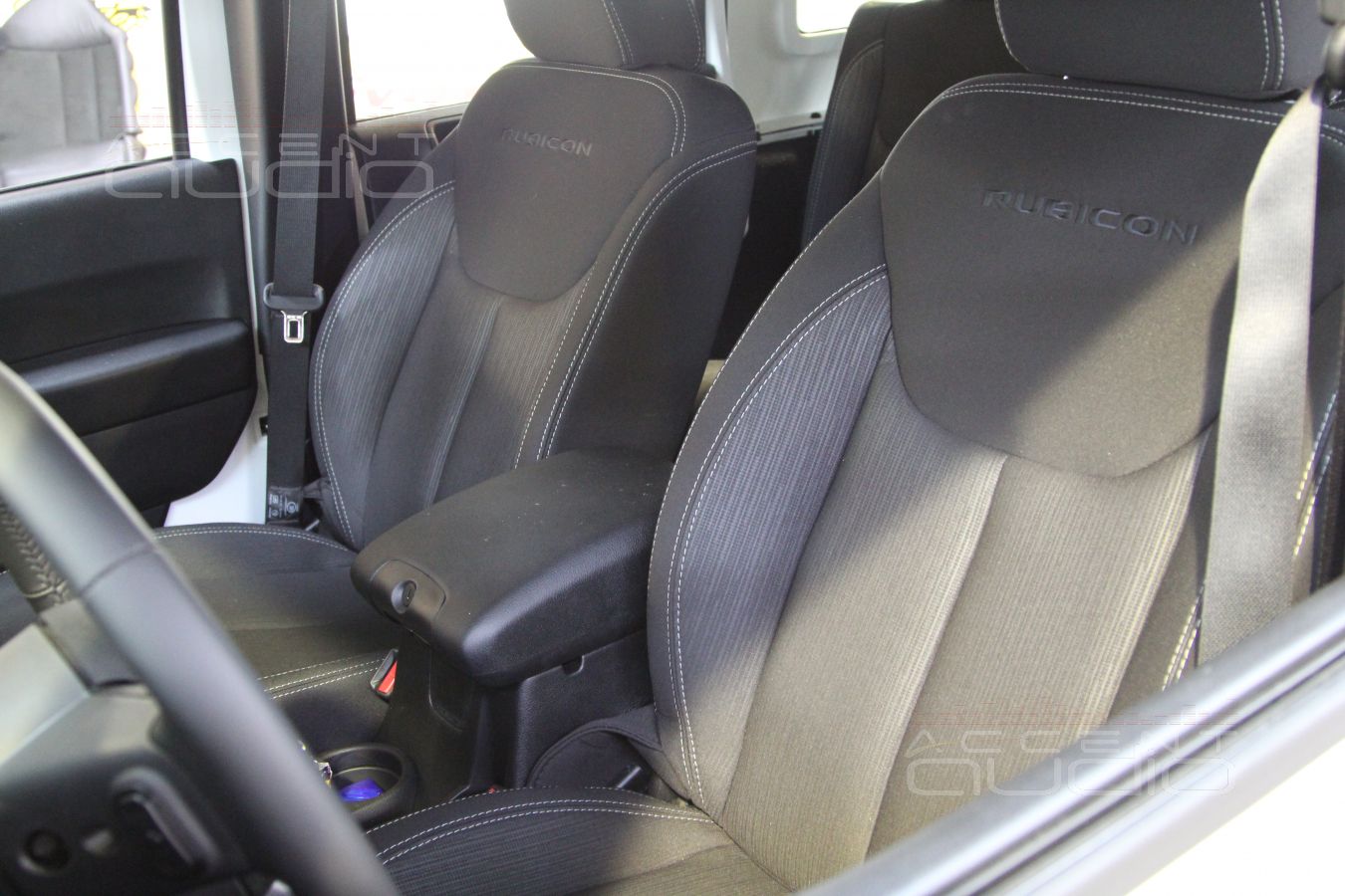 Пошив салона: качество кожи Nappa в сочетании с сидениями Jeep