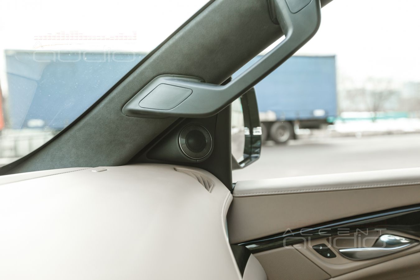 Элегантнее штатного, но штатное размещение новых пищалок Brax ML1 в Cadillac Escalade