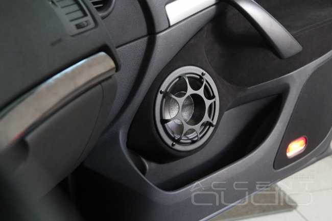 Перенос посадочного места мидбаса, изготовление подиумов в двери Skoda Octavia 5