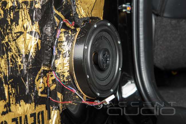 Нескромный звук в скромном Mitsubishi Pajero Sport 