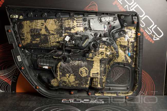 Бешеная табуретка со звуком: чёткий кач в новом Mercedes A 45