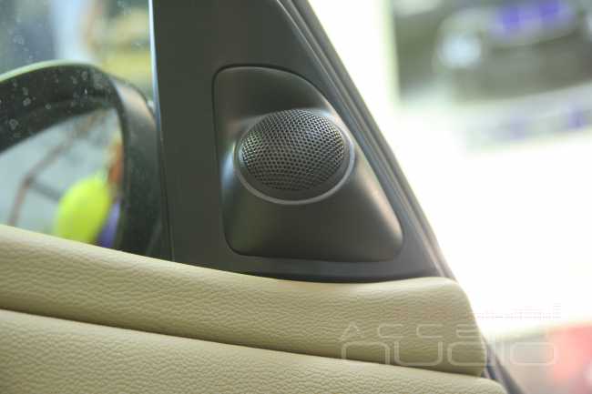 Да, в BMW 330i E90 можно установить полноценную процессорную Hi-End аудиосистему...