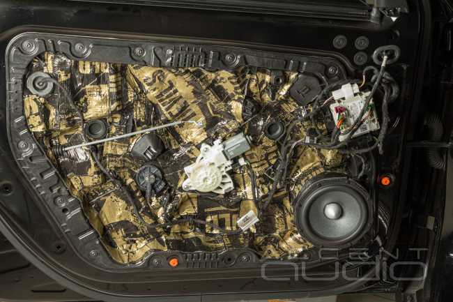 Бешеная табуретка со звуком: чёткий кач в новом Mercedes A 45