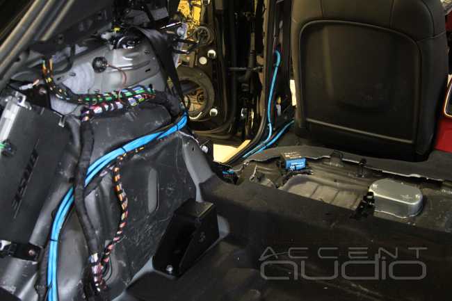 Porsche Macan - Bose + Focal = House Music!