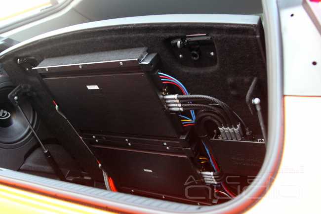 Оранжевое настроение: инсталляция премиум класса в Volkswagen Tiguan