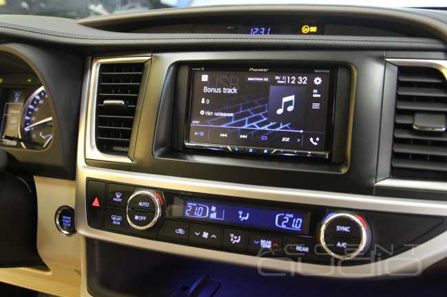 Новая аудиосистема Toyota Highlander на базе Pioneer AVH-Z5000BT