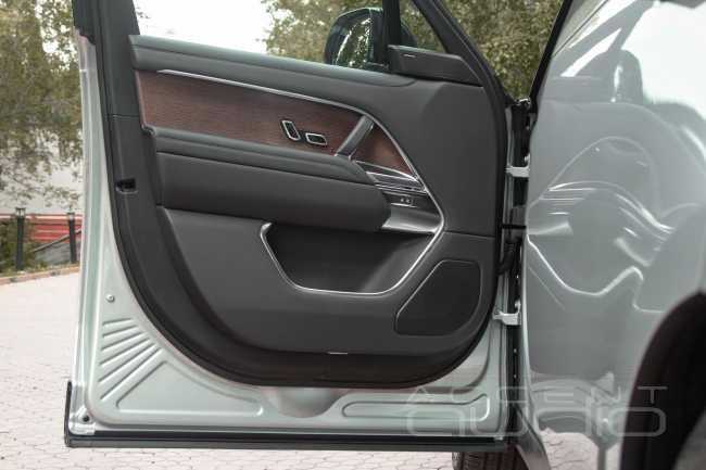 Не бюджетное решение: замена Meridian на аудиосистему в новом Range Rover