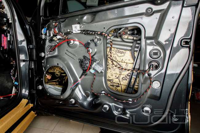 Немецкая машина для звука: Audiotec-Fischer и Porsche Macan 2020