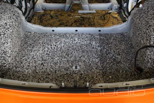 Оранжевое настроение: инсталляция премиум класса в Volkswagen Tiguan