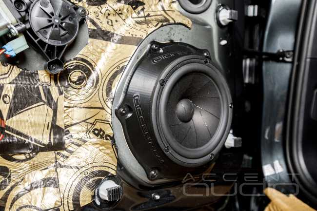 Немецкая машина для звука: Audiotec-Fischer и Porsche Macan 2020