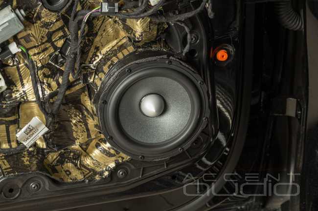 Бешеная табуретка со звуком: чёткий кач в новом Mercedes A 45