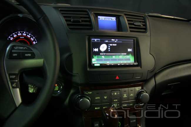 Продуманная интеграция: встроенный сабвуфер, аудиоподготовка, ивертор в Toyota Highlander