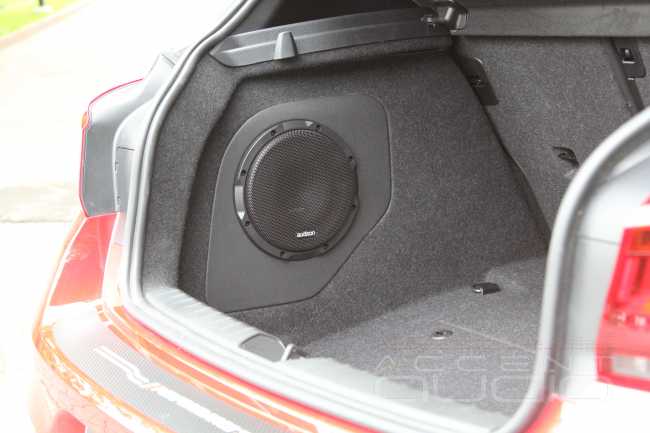 Звук в BMW 118i: полноценная система на одном усилителе